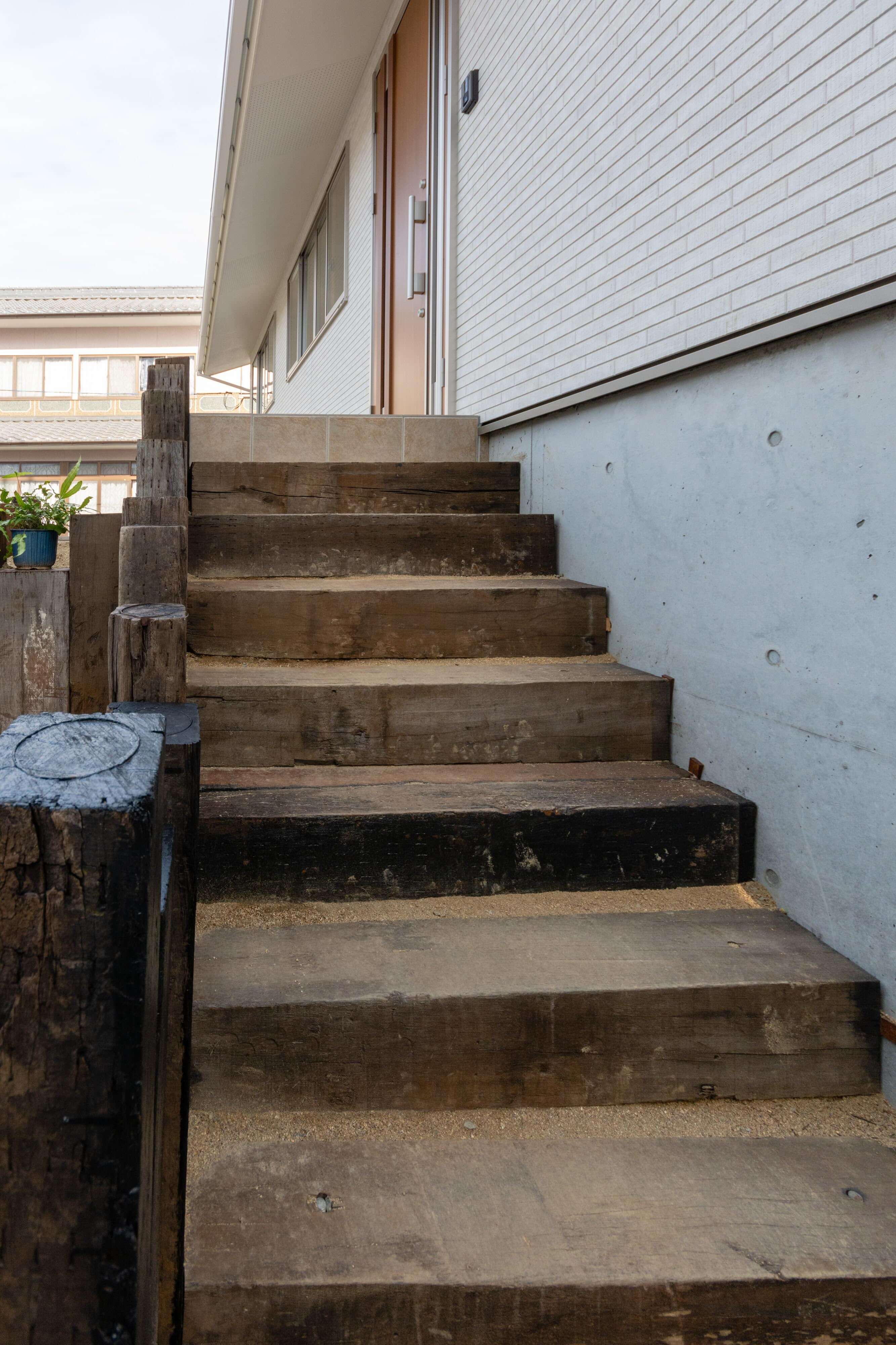 【府中市土生町】玄関前の枕木を使用した階段リフォーム