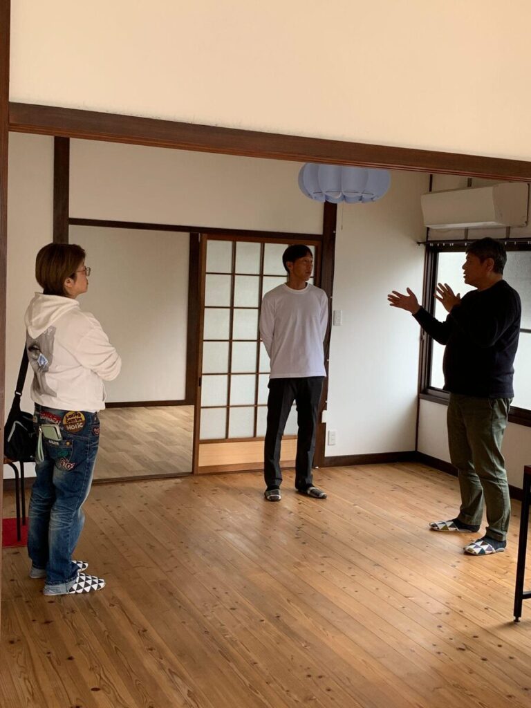 由工房スタッフが所有者・移住希望者と物件内でヒアリングする様子