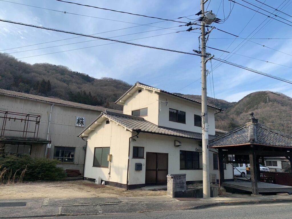 贈与型賃貸住宅の対象物件となる木造2階建ての空き家外観