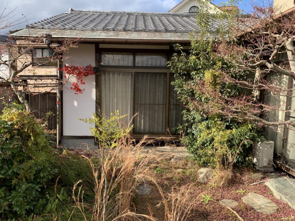 改修前の季のむら。お医者さんの住まいだった空き家と手入れ前の庭